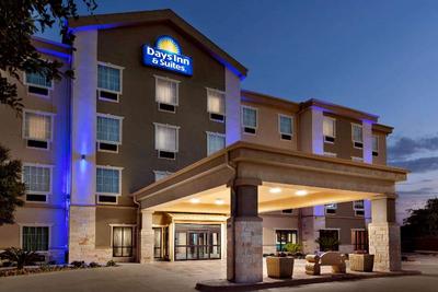 Days Inn & Suites By Wyndham San Antonio Near At&T