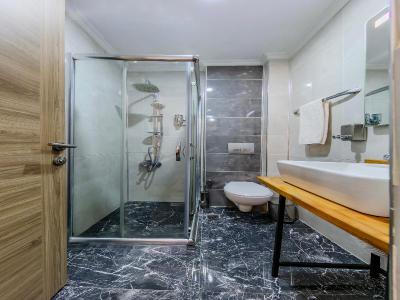 La Pazza Suites