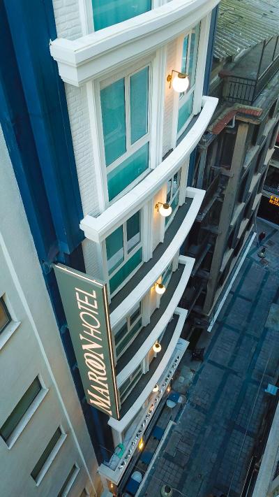 Maroon Hotel TomTom