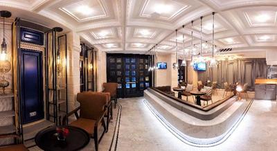 Maroon Hotel TomTom
