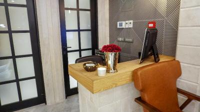 Maroon Hotel TomTom
