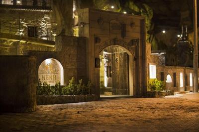 Hera Cave Suites