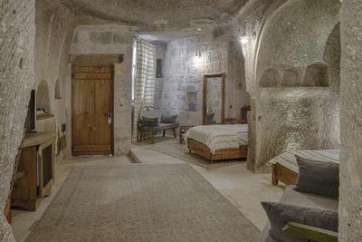 Hera Cave Suites