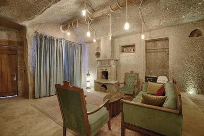 Hera Cave Suites