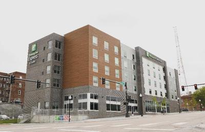 Holiday Inn Express & Sts Omaha Downtown - Airport