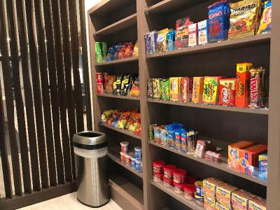 Holiday Inn Express & Suites Phoenix - Airport No