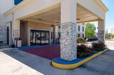 Quality Inn & Suites Near Tanger Outlet Mall