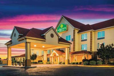 La Quinta Inn Suites By Wyndham Russellville