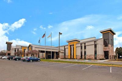 La Quinta Inn Suites Detroit Metro Airport
