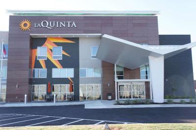 La Quinta Inn Suites By Wyndham Perry