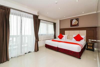 Natural Beach Hotel And Baan Sila