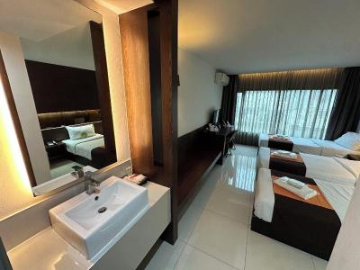 Collection O The Bangkok Airport Link Suite