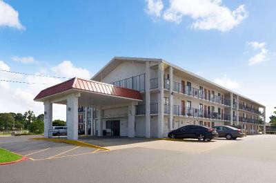 OYO Hotel Mobile, AL I-65 at Airport Blvd