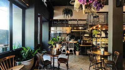 Iron32 Hotel Bar And Bistro