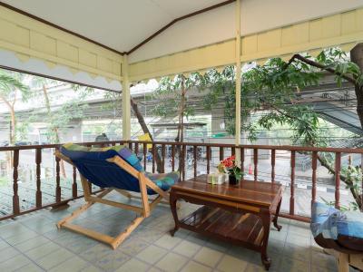 Nang Ta Yon Ban Thap Chang Hostel