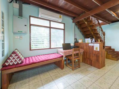 Nang Ta Yon Ban Thap Chang Hostel