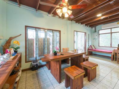 Nang Ta Yon Ban Thap Chang Hostel