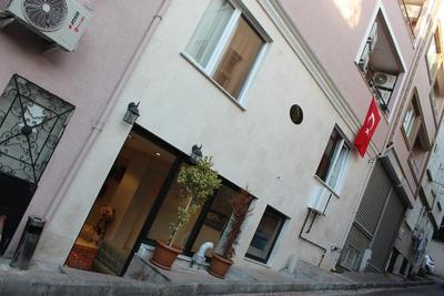 The Reina Hotel