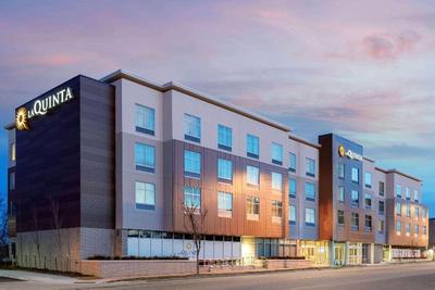 La Quinta & Suites Wyndham Kansas City Beacon