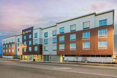 La Quinta & Suites Wyndham Kansas City Beacon