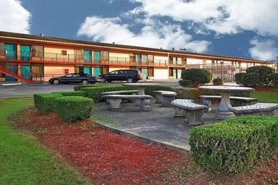 Super 6 Inn Suites