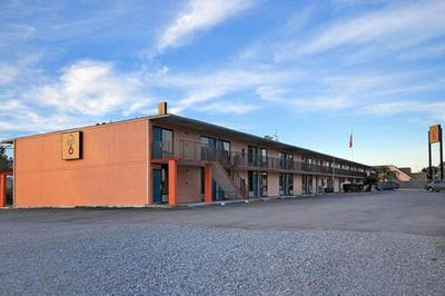 Super 6 Inn Suites
