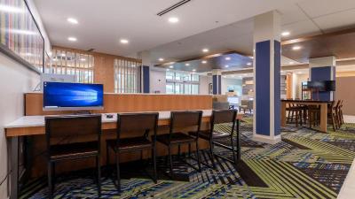 Holiday Inn Express and Suites Marion
