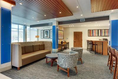 Holiday Inn Express & Suites Roanoke Civic Center