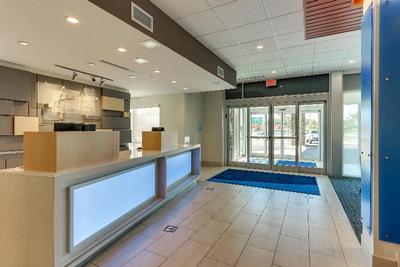 Holiday Inn Express & Suites Roanoke Civic Center