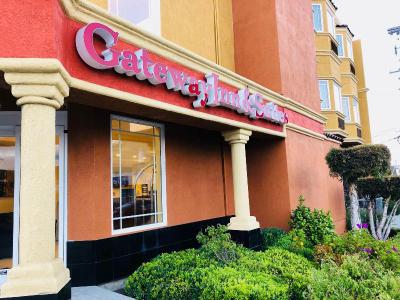 Gateway Inn And Suites Hotel