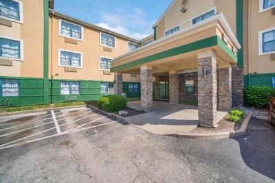 HomeTowne Studios St. Louis - Airport/ N Lindbergh