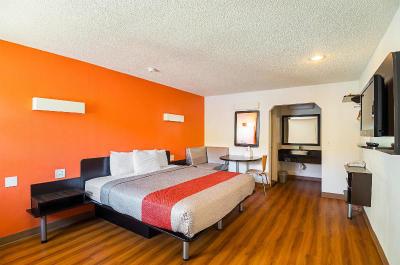 Motel 6 Blue Springs, MO