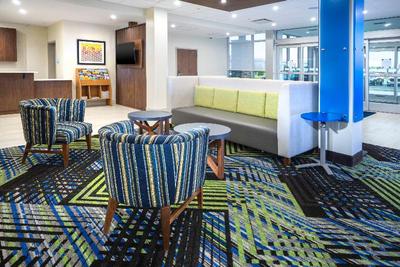 Holiday Inn Express & Suites Fort Myers Airport