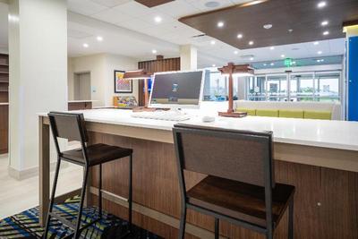 Holiday Inn Express & Suites Fort Myers Airport