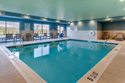 Holiday Inn Express and Suites Carlisle SW I-81