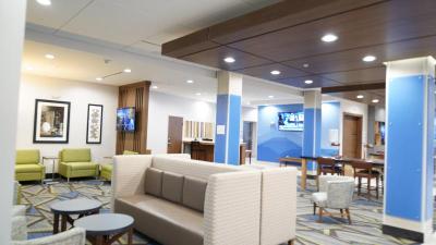 Holiday Inn Exp & Sts Dallas Market Ctr – Love Fi