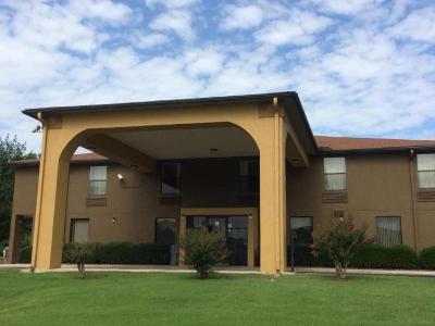 Luxury Inn And Suites