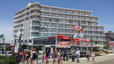 Commander Hotel & Suites