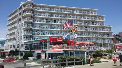 Commander Hotel & Suites