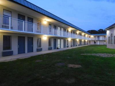 Whaler Inn And Suites