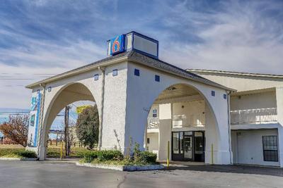 Motel 6 Dickson, TN