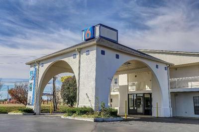 Motel 6 Dickson, TN