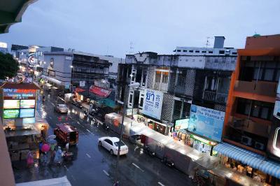 Lux Rooms Night Bazaar