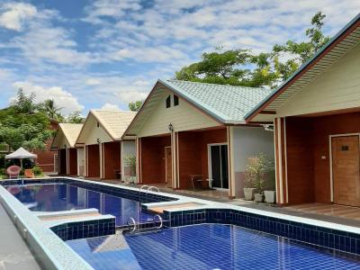 Phenwaree Amphawa Resort by ZUZU