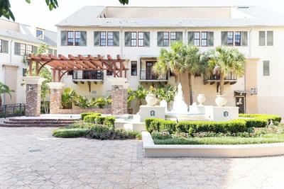 Carriage House Hotel