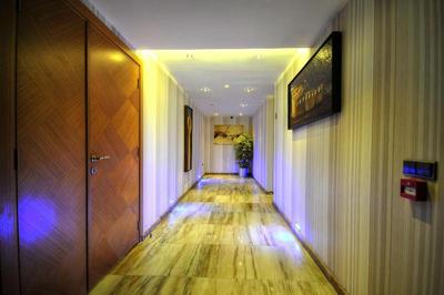 Golden Deluxe Hotel
