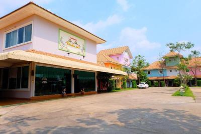 P Paradise Hotel