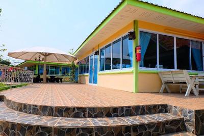 P Paradise Hotel