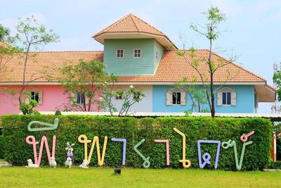 P Paradise Hotel