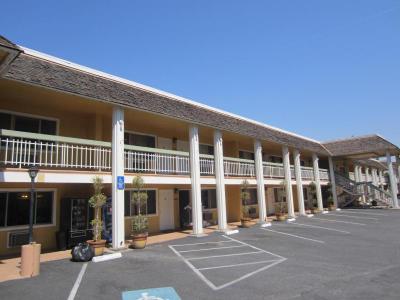 Caravelle Inn Suites